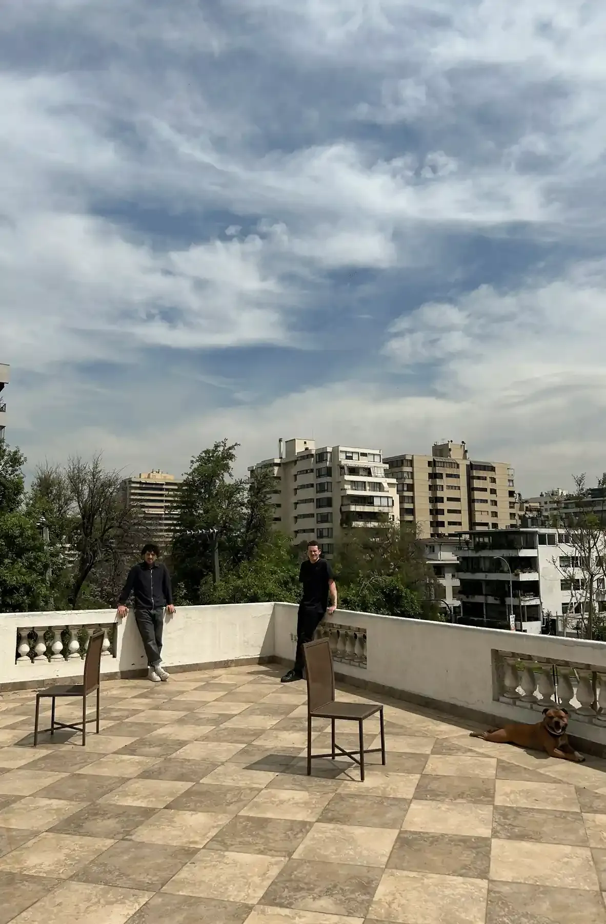 Benjamín Abusleme y Martín Toloza, arquitectos fundadores de BEMA en la terraza de un edificio en Santiago de Chile