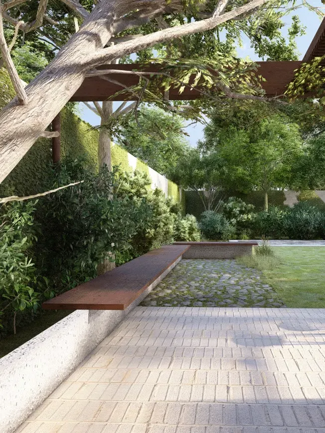Vista del paisajismo de terraza remodelada en Las Condes, con banca flotante de metal, adoquines y pérgola de madera