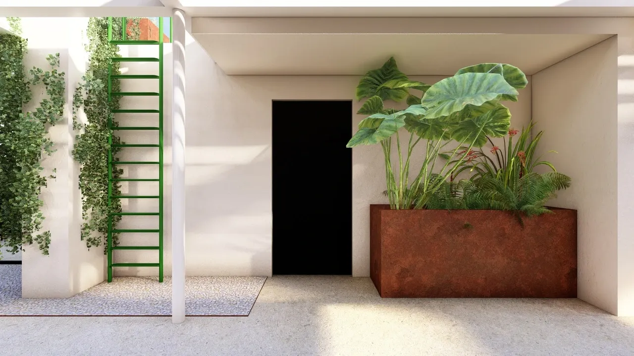 Diseño de patio interior minimalista con paredes blancas, suelo de hormigón y una gran jardinera de acero corten oxidado llena de plantas tropicales verdes. A la izquierda, una escalera de metal verde y una pared cubierta de enredaderas. Entrada oscura al fondo