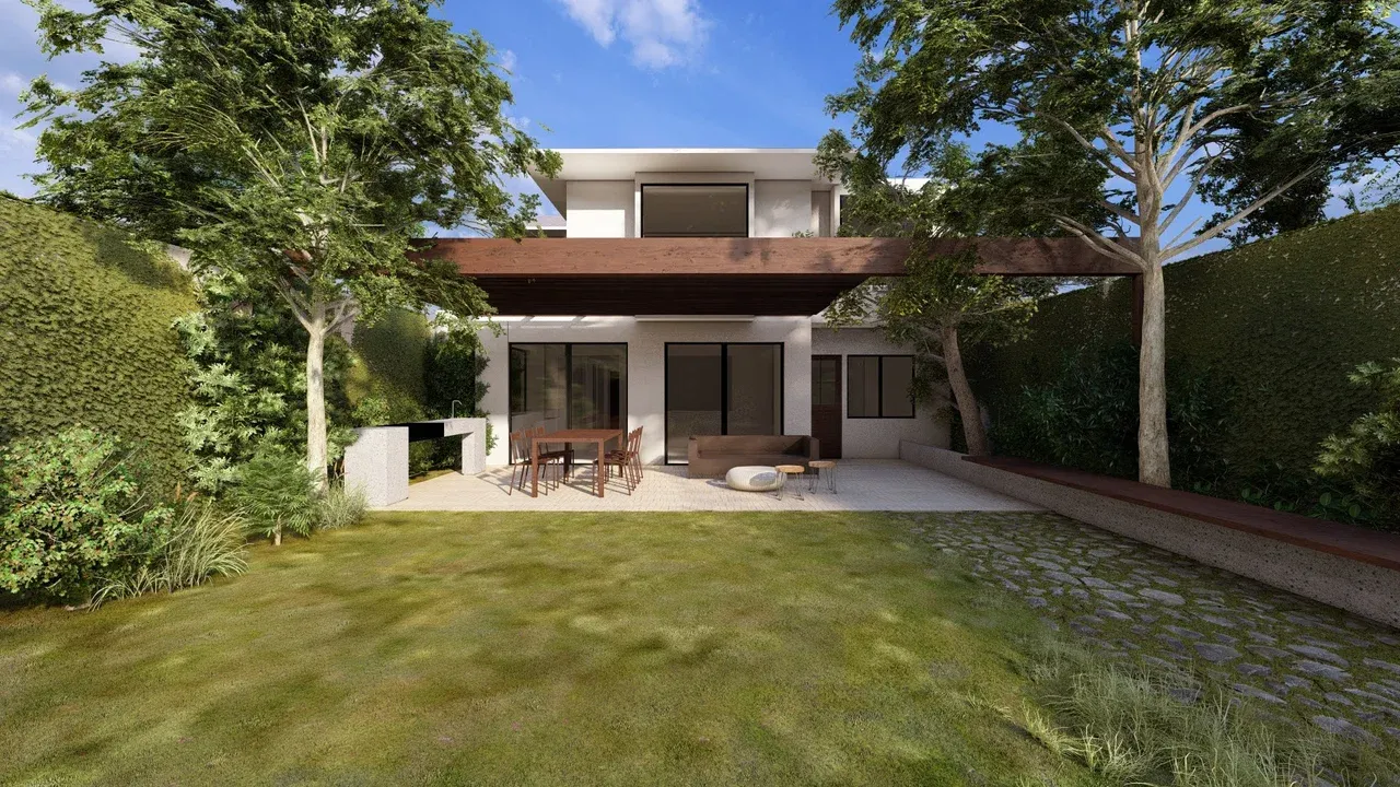 Render 3D de la fachada trasera de una casa moderna de dos pisos con un gran jardín. La terraza cuenta con un piso de piedra clara, una pérgola de madera oscura, zona de parrilla de concreto y un comedor exterior. El jardín incluye césped, muros de setos y grandes árboles