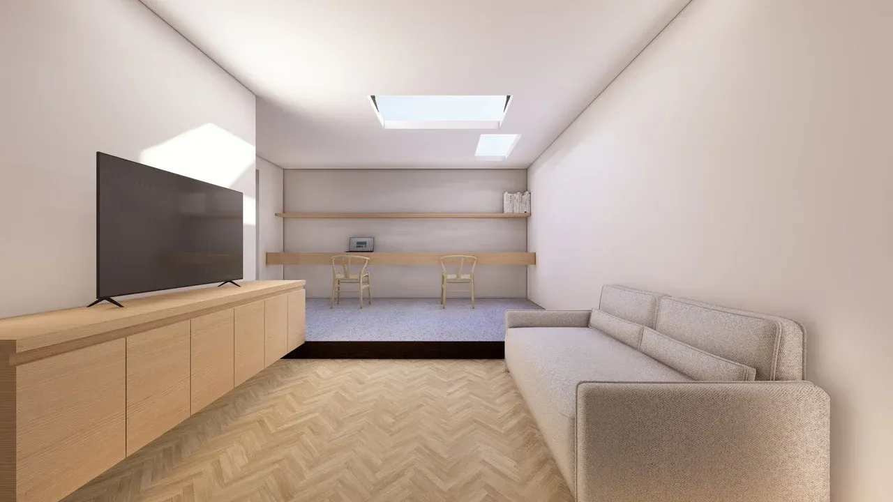Render de sala de estar moderna y minimalista en remodelación de casa en Las Condes. El espacio cuenta con piso de madera espiga, sofá beige y un mueble flotante bajo la TV. Al fondo, un área de estudio separada con escritorio, sillas, claraboyas y paredes blancas para maximizar la luz natural